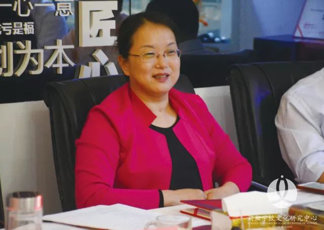 5：楊素群——正高級(jí)教師、特級(jí)教師，長(zhǎng)沙市岳麓區(qū)博才教育聯(lián)盟主席，湖南省教育學(xué)會(huì)小學(xué)校長(zhǎng)工作專業(yè)委員會(huì)副理事長(zhǎng).jpg