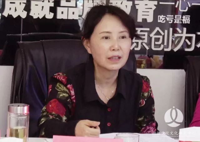 4：龍繼紅——長(zhǎng)沙市芙蓉區(qū)大同小學(xué)校長(zhǎng)，正高級(jí)教師、特級(jí)教師，國(guó)家督學(xué)、長(zhǎng)沙市人大代表，湖南省教育學(xué)會(huì)小學(xué)校長(zhǎng)工作專業(yè)委員會(huì)副理事長(zhǎng).jpg