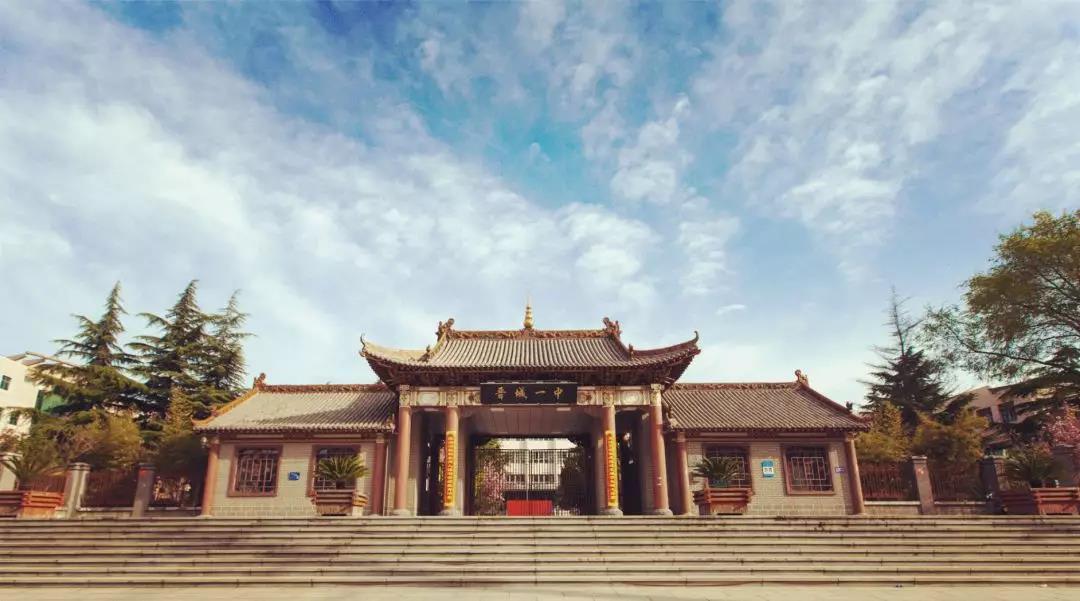我走訪了很多中小學(xué)，幾乎每間教室都這樣：大白天的開著燈，然后拉著窗簾