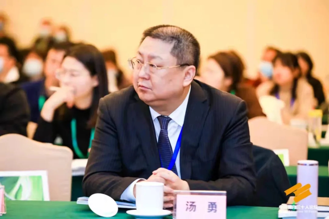 走訪了七八百所中小學(xué)校，這位教育局長道出做校長的關(guān)鍵秘訣 | 對話